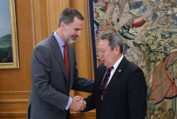Su Majestad el Rey recibe el saludo del secretario general del Sistema de la Integración Centroamericana - SICA, Vinicio Cerezo